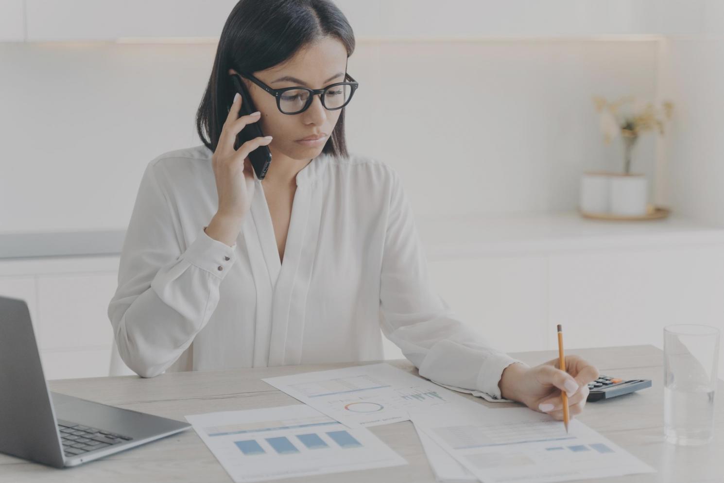Bureau finenenexo avec vue sur l'espace de conseil financier moderne